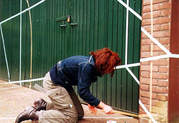  ANJA HOINKA       «Tor», Aufbau, 2002, blaues Klebeband, 4,5 x 13 x 6 m