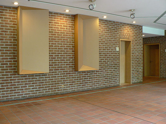 ANJA HOINKA       «boxen», 2012, Installation Rathaus Pulheim, Wellpappe, Kraftpapier, Klebeband