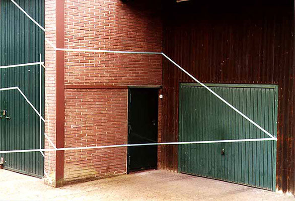  ANJA HOINKA       «Tor», Ausschnitt, 2002, blaues Klebeband, 4,5 x 13 x 6 m
