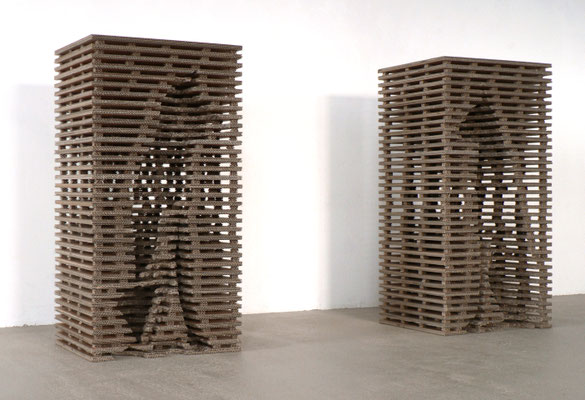 «anubis - Wächterpaar», 2016, Wellpappe, je 90 x 45 x 40 cm;  Auflösung der skulpturalen Binnenform zugunsten des architektonischen Skeletts im Gegenlicht