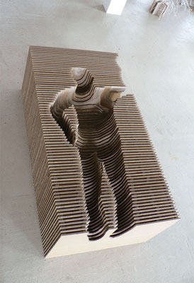 ANJA HOINKA «gestürzter», 2017, Wellpappe, 240 x 118 x 78 cm