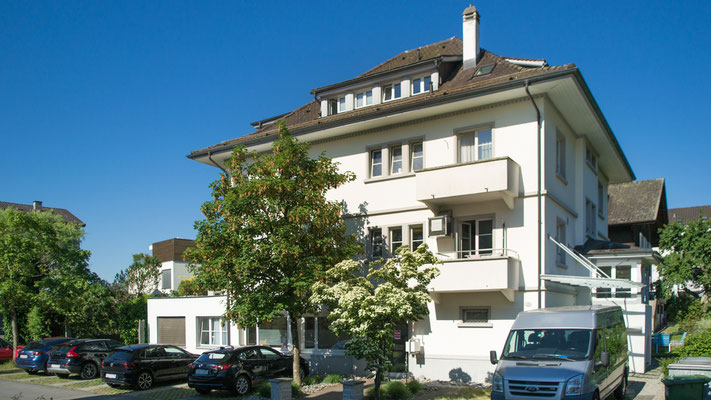 Haupteingang und Aussenansicht Haus 1 - Therapiezentrum Meggen