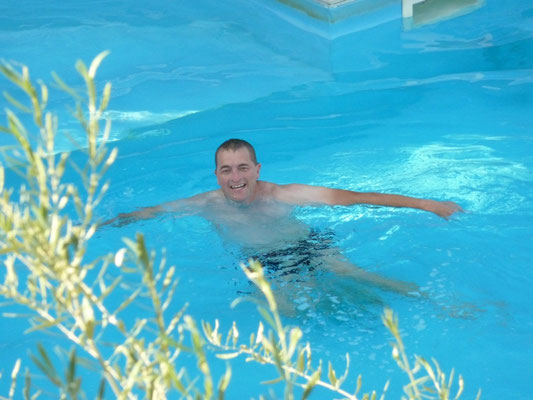 Martin ontspant in het zwembad
