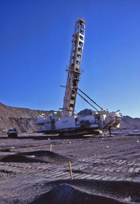 Voertuigen en Werktuigen (boormachine, dragline) in de kolenmijn van Moura