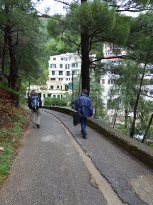 teruglopend naar hotel