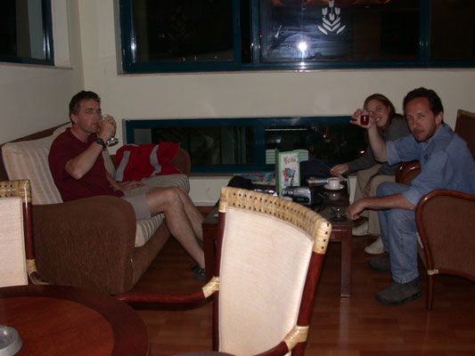 Bhartie, Esther en Ronald toostend