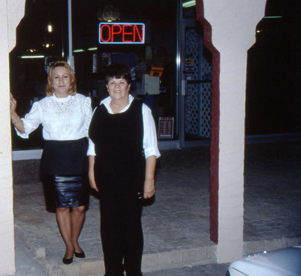 De dames van Arturo's Restaurant