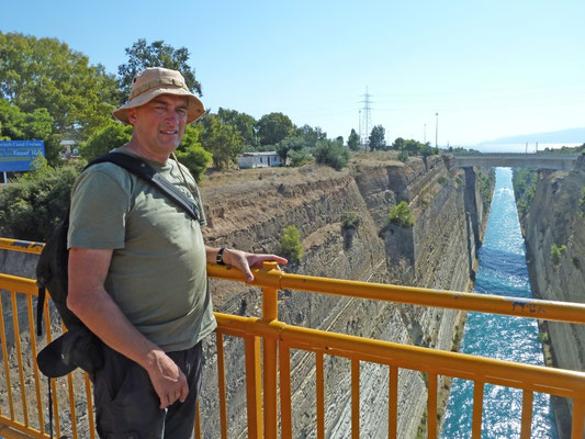 Martin op brug over kanaal van Korinthe