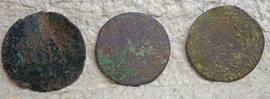 Bijna kale duiten: 2 Lards en 1 Duit Hollandia (midden)
