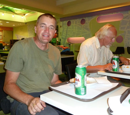 Martin en Anton op het vliegveld