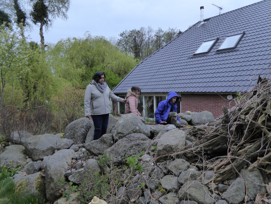 Bhartie, Rashmi en Roshan op de rotsheuvel