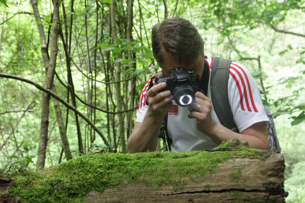 Marcel fotografeert brilsalamander, foto Ruud