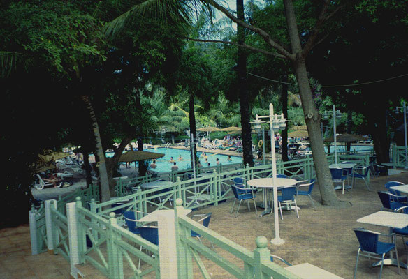 Zwembad in hoteltuin