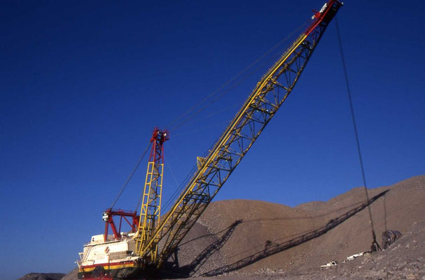 Voertuigen en Werktuigen (boormachine, dragline) in de kolenmijn van Moura