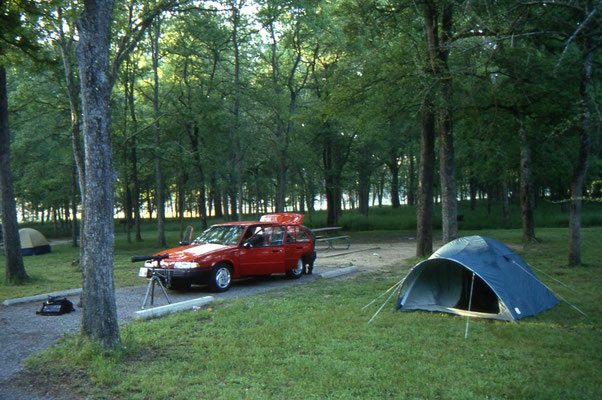 Onze huurauto en tent op Stephen F. Austin State Park