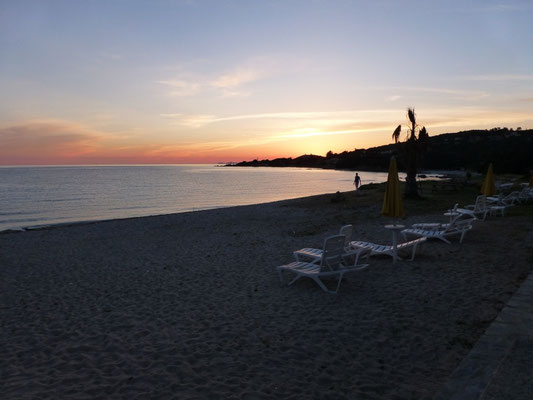 strand bij zonsondergang
