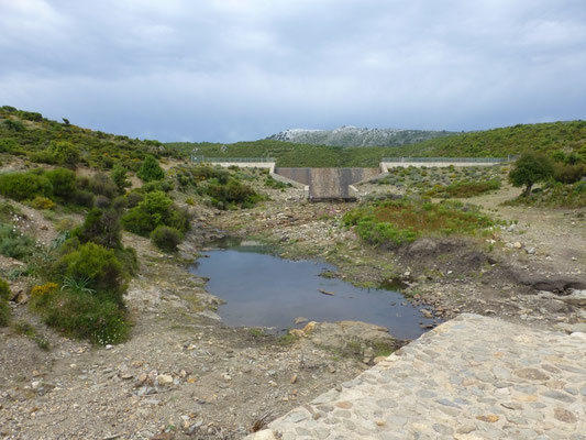 hooggelegen vlakte met water en stuwdam