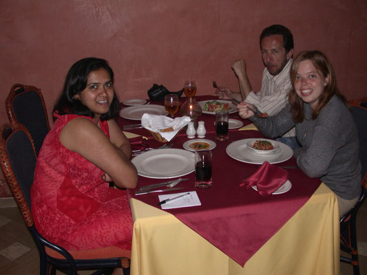 Bhartie, Ronald en Esther tijdens het eten