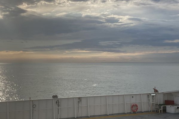 Zicht richting Engeland met op de achtergrond met boot met vluchtelingen