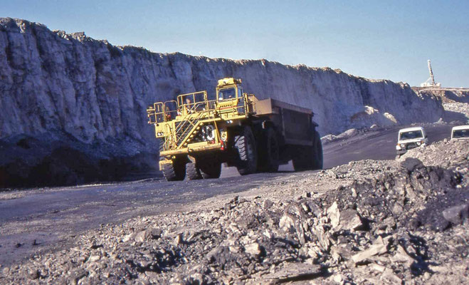 Voertuigen en Werktuigen (boormachine, dragline) in de kolenmijn van Moura