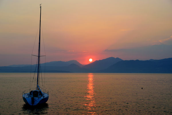 Sundowner - Sonnenuntergang am Hafen am Gardasee