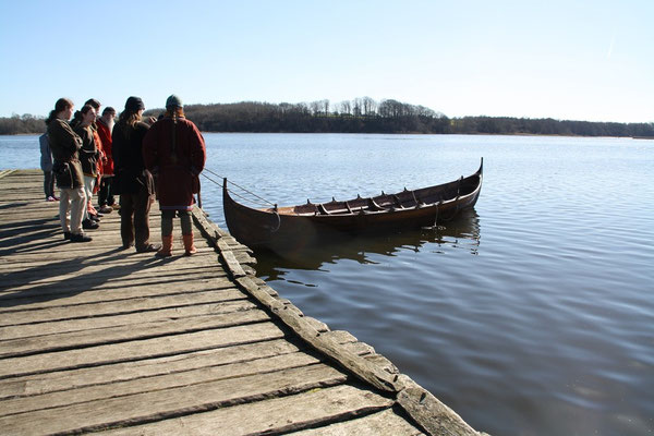 Das Boot wird von den Männern längs geholt...