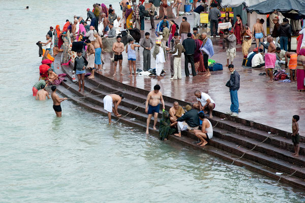 Ablutions dans le Gange à Haridwar