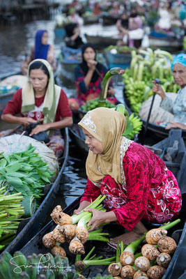 Trading women