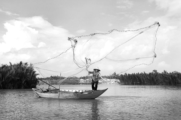 Fishing in the waters of Hoi An