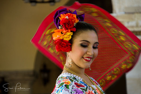 Enoying the Yucatan dance