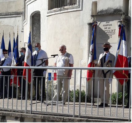 Devant l'entrée des geôles de la milice, caserne de Lauwe