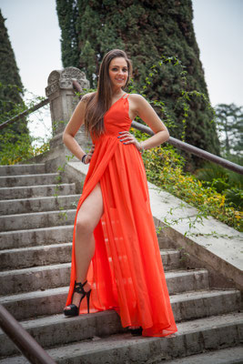 fotografo donna ragazza in location esterna