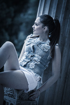 fotografo donna ragazza in location esterna