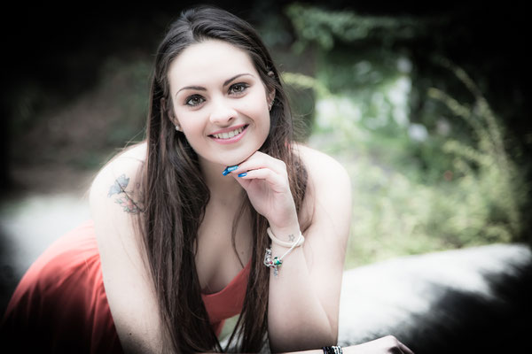 fotografo donna ragazza in location esterna