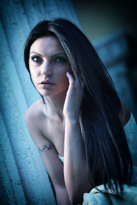 fotografo donna ragazza in location esterna
