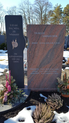 Grabdenkmal in Indian Black und Multicolor rot mit einem Symbol der Auferstehung passend zum Spruch