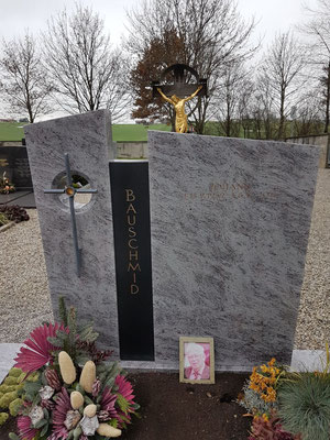 Grabdenkmal aus Marina Blue mit einem Durchbruch für das Kreuz und vertikal eingearbeitetem Familiennamen