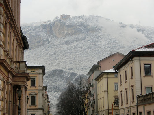 山が迫る冬のトレント
