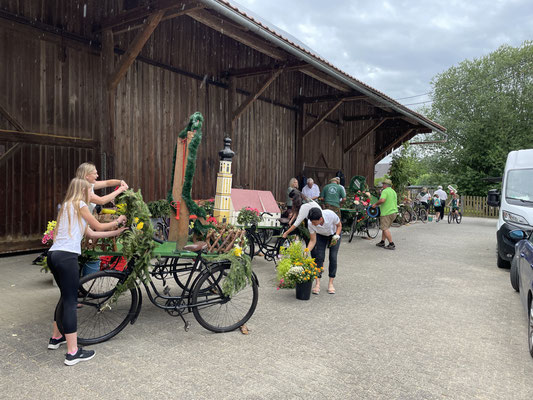 Radler beim schmücken der Räder