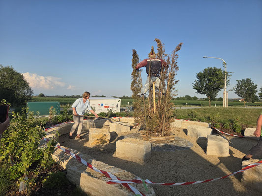 Das traditionelle Feuer, entzündet von Helene Sturm