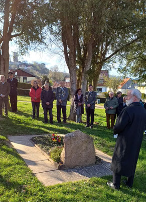 Thomas Krüger, Vorsitzender des Heimatvereins Greene, sprach am Grab von Hauptmann Friedrich Hauschild, im Hintergrund die Burg Greene. Foto: Frank Bertram