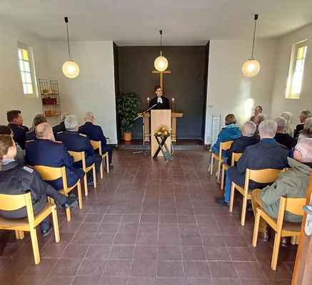 Vollbesetzte Friedhofskapelle: Andacht mit Pastor Sören Neuber-Tüngler. Foto: Frank Bertram