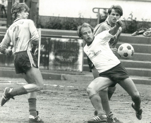 Achim de Vries im Kampf um den Ball