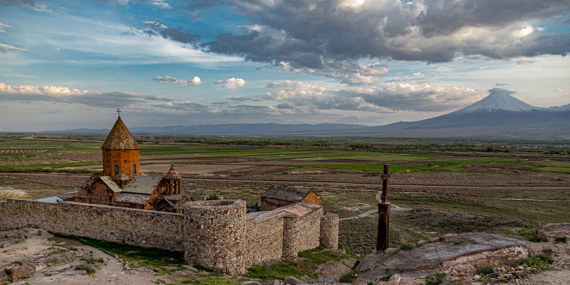 "Kloster Chor Virap mit Blick auf den kleinen Ararat (Armenien)" von Helmut Holzer (07.2022)