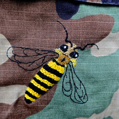 hamlet biene bee camouflage camo camu statement fairfashion slowfashion ethicalfashion anstand shakespeare kampfuniform ecofriendly dignity humanism handgestickt embroidery stitching 