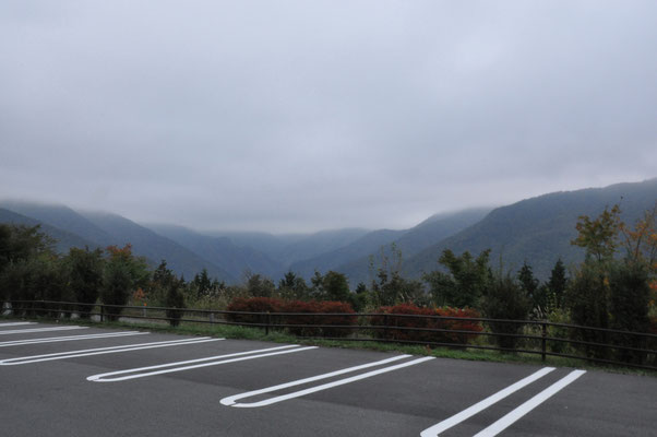 三峰神社駐車場からの眺め。天気が良ければ絶景も期待出来ますね