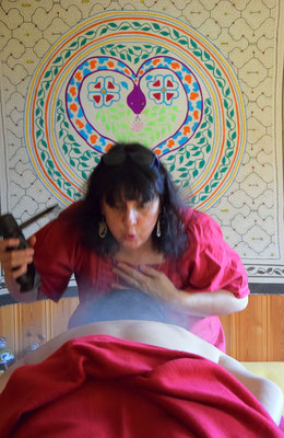 Shantiwoman schamanische Energie-Massage mit Mapachorauch