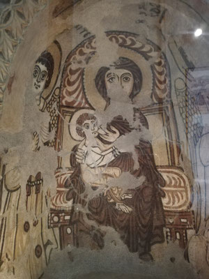 fresco en un monasterio copto con la Virgen dando de mamar al Niño Jesús