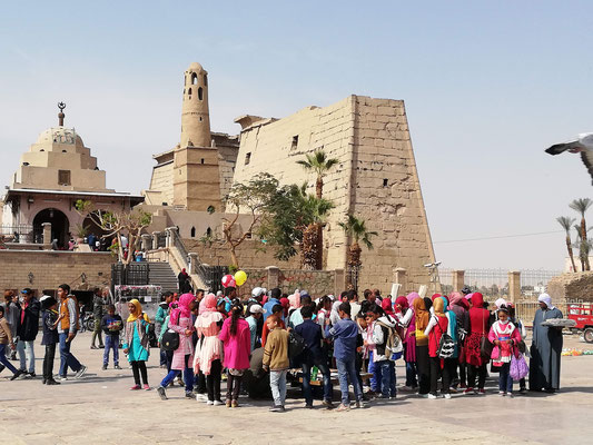El templo de Luxor es muy visitado también por los niños de escuela egipcios