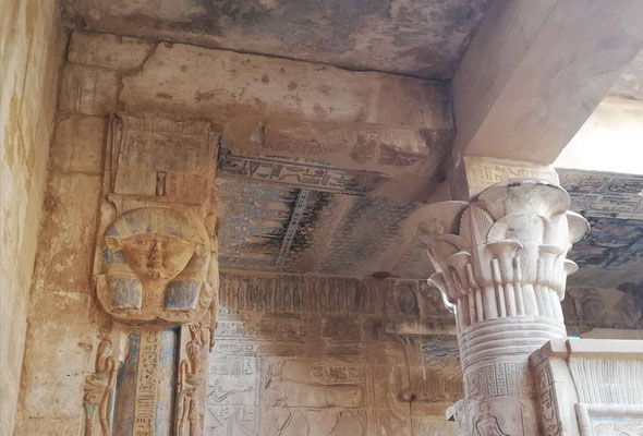 detalle del templo de Hathor y Maat que fue utilizado como templo copto también